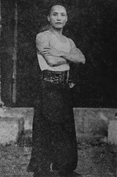 Master Zhou Long poses for photo